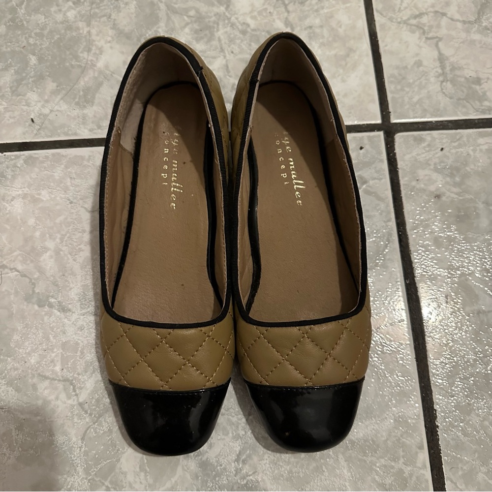 Betty Muller Concept Women's Quilted Tan and Black Flats